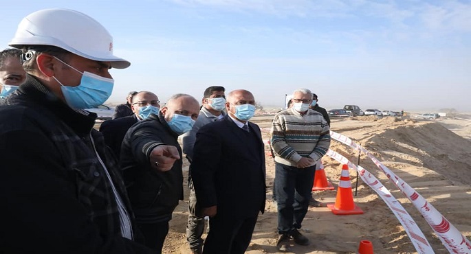 بالصور.. وزير النقل يتفقد مواقع العمل في مشروع تطوير ميناء السخنة