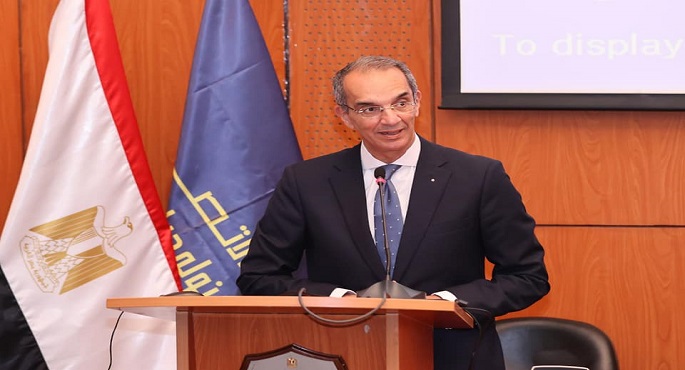 بالصور .. وزير الاتصالات يتابع الموقف التنفيذى لمشروعات مركز الابتكار التطبيقي