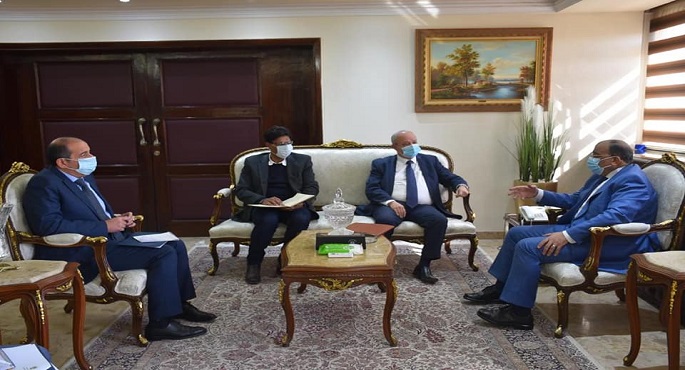 بالصور .. وزير التنمية المحلية يتابع مع إحدى الشركات الوطنية التعاون في إدارة المجازر الحكومية