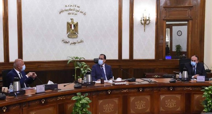 بالصور.. رئيس الوزراء يستعرض مع وزير النقل موقف عدد من المشروعات التي تنفذها الوزارة