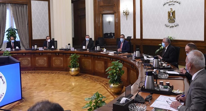 بالصور.. مدبولي يتابع نتائج تجربة زراعة القطن قصير التيلة في إطار محدود على مساحة 500 فدان بشرق العوينات