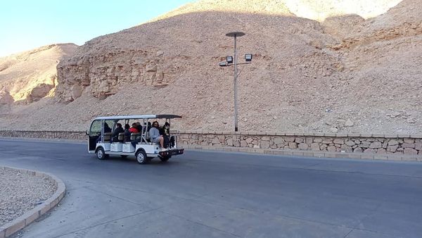 بالصور.. السياحة والآثار تعلن بدء تشغيل السيارات الكهربائية الجديدة بالبر الغربي بالأقصر