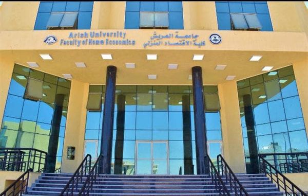 بالصور.. وزير التعليم العالي يستعرض تقريرا حول المشروعات القومية بمحافظتي شمال وجنوب سيناء