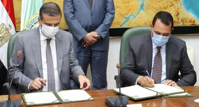 بالصور.. قرض بقيمة ٤.١٨ مليون جنيه من شركة تنمية الريف المصرى الجديد لأول شركة من منتفعى مشروع الـ ١.٥ مليون فدان بالمنيا