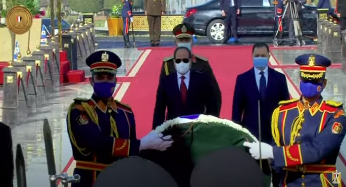 الرئيس السيسي يضع إكليلاً من الزهور على النصب التذكاري بأكاديمية الشرطة