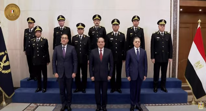 السيسي يتوسط صورة تذكارية مع أعضاء المجلس الأعلى للشرطة