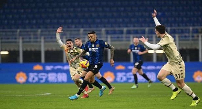 انتر ميلان يواصل صدارته للكالتشيو بالفوز على فينيزيا 2-1