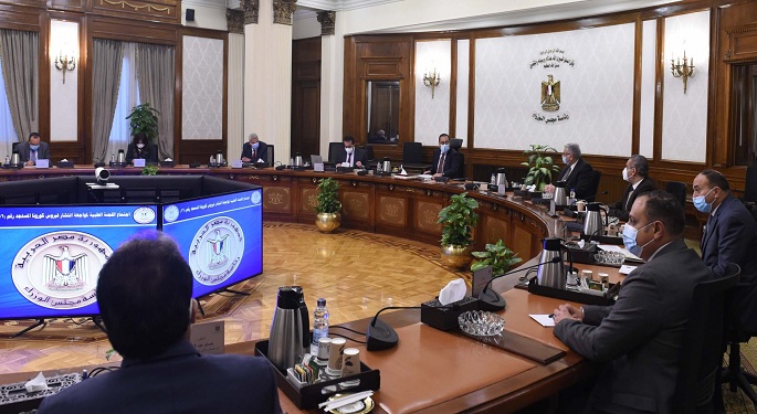 مدبولي يترأس اجتماع المجموعة الطبية ويؤكد أهمية تلقي اللقاح والالتزام بالإجراءات الاحترازية