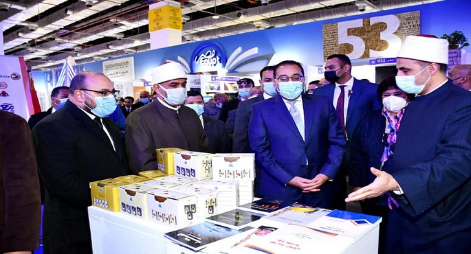 بالصور.. رئيس الوزراء يتفقد جناح المجلس الأعلى للشئون الإسلامية بمعرض الكتاب