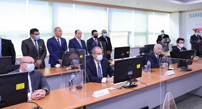 خلال تفقده مصنع سامسونج لتصنيع التابلت التعليمى.. وزير التعليم: الدولة المصرية استثمرت في تطوير العملية التعليمية