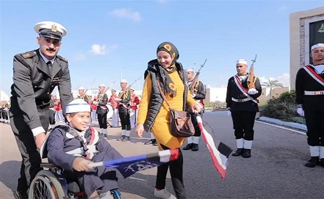 المتحدث العسكري: زيارة أبطال “قادرون باختلاف” إلى قيادة القوات البحرية