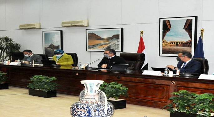 بالصور.. وزير السياحة والآثار يناقش استعدادات بدء انطلاق رحلات العمرة للعام الهجري الحالي