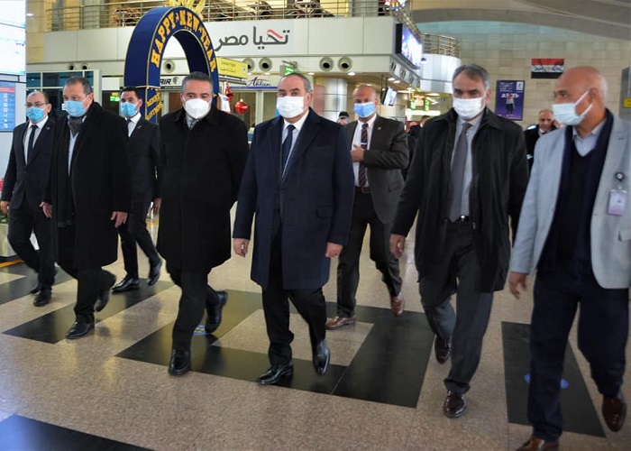 جولة تفقدية لوزير الطيران يهنئ العاملين بالعام الجديد ويشيد بجهودهم رغم الطقس الغير المستقر
