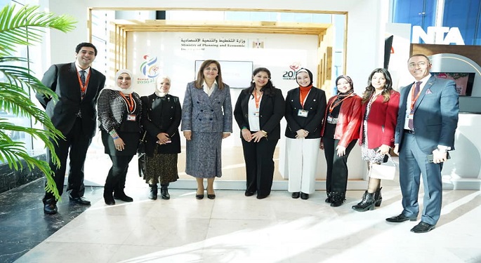 بالصور.. وزيرة التخطيط تزور جناح رواد ٢٠٣٠ بمنتدى شباب العالم