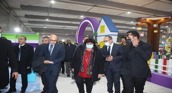 بالصور..وزيرة الثقافة تتفقد جناح الطفل بمعرض الكتاب