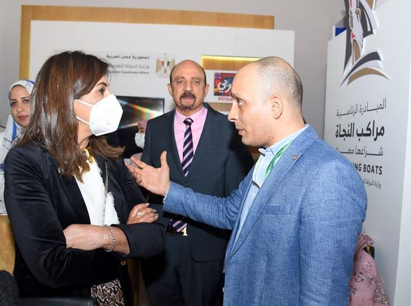 بالصور ..السفيرة نبيلة مكرم تتفقد جناح وزارة الهجرة في منتدى شباب العالم