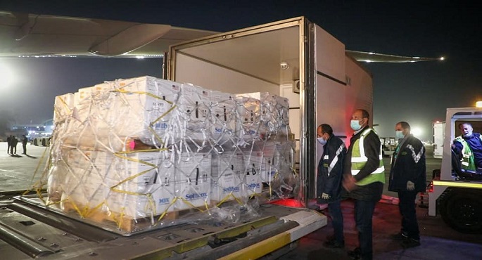 بالصور .. وزير التعليم العالي يستقبل مليون و843 ألف جرعة من لقاح «فايزر»