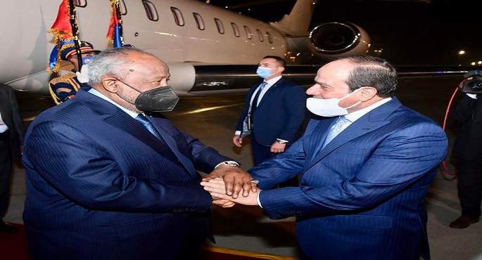 بالصور.. الرئيس السيسي يستقبل بمطار القاهرة نظيره الجيبوتي