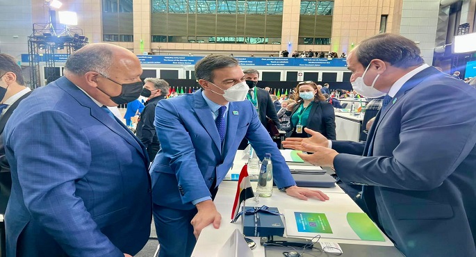الرئيس السيسي يجري حوارا مع رئيس وزراء اسبانيا على هامش القمة الاوروبية الافريقية ببروكسل
