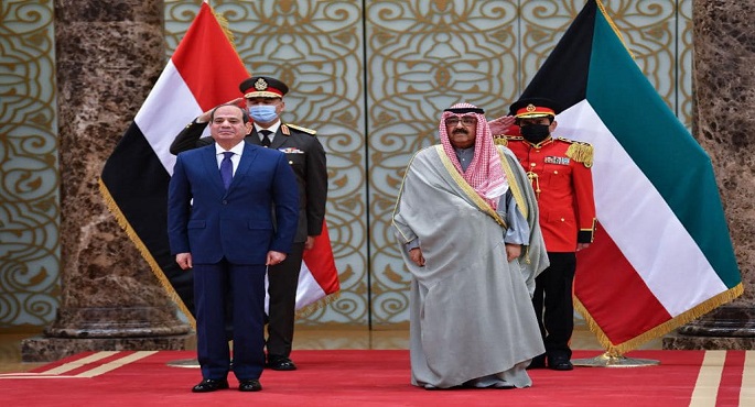 بالفيديو والصور.. الرئيس السيسي يصل الكويت .. وولي العهد يستقبله في المطار