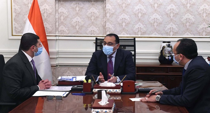 بالصور.. رئيس الوزراء يتابع مع الرئيس التنفيذي للهيئة العامة للاستثمار والمناطق الحرة ملفات العمل