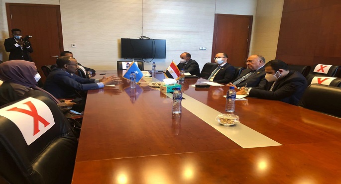 بالصور.. على هامش قمة الاتحاد الأفريقي.. وزير الخارجية يلتقي نظيره الصومالي