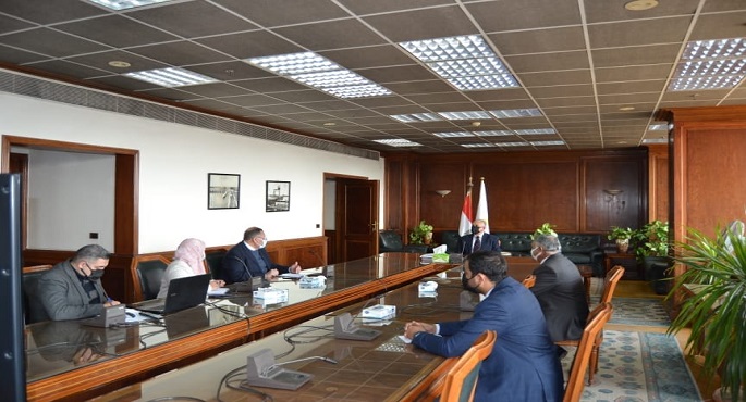 وزير الري يبحث مع قيادات الوزارة المشاركة المصرية في المنتدى العالمي التاسع للمياه بداكار