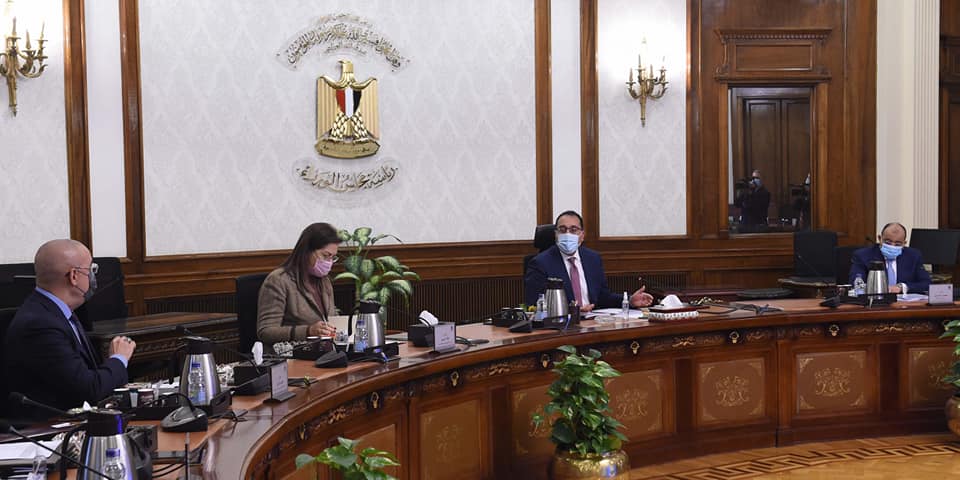 رئيس الوزراء يتابع خطوات إنشاء مجمعات الخدمات الحكومية بالمحافظات