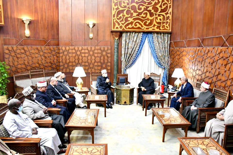 وزير الأوقاف يترأس وفداً من وزراء الشئون الإسلامية والمفتين وكبار العلماء في زيارة للإمام الأكبر