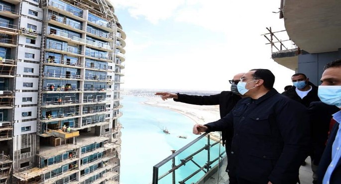 بالصور.. رئيس الوزراء يتفقد نماذج تشطيبات الأبراج الشاطئية ويزور المدينة التراثية بالعلمين الجديدة