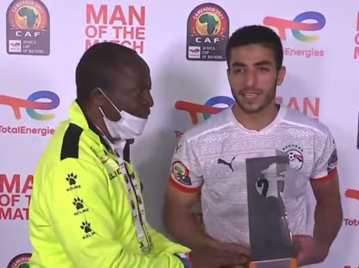 محمد عبدالمنعم رجل مباراة مصر والكاميرون