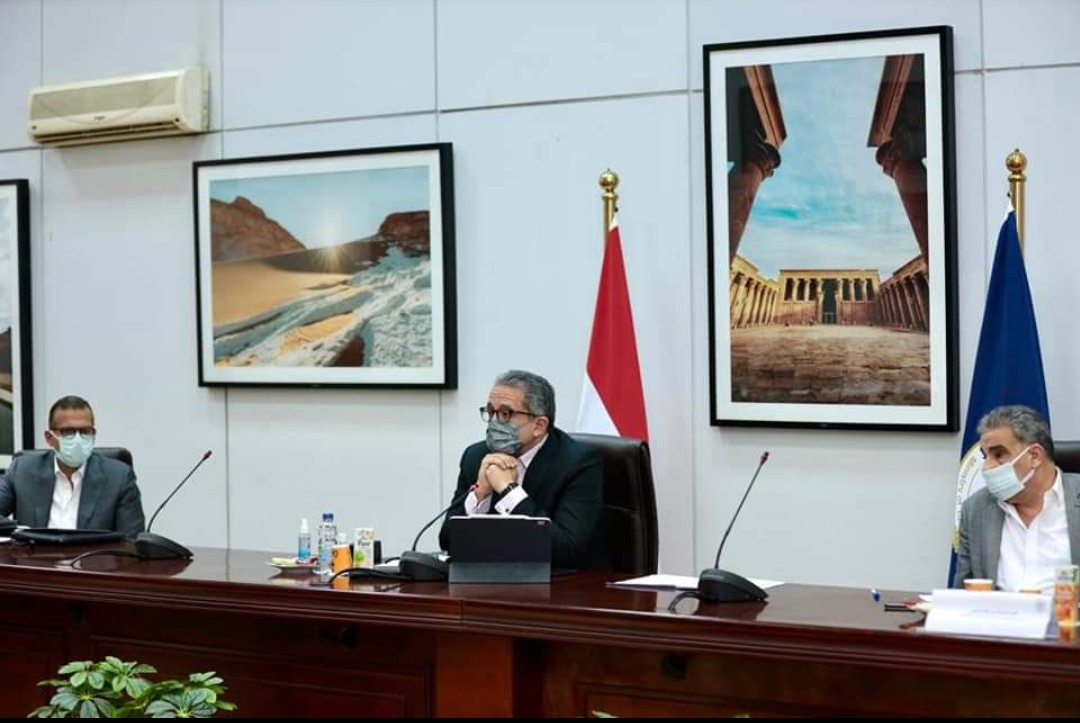 وزير السياحة يعقد اجتماعاً لمتابعة تداعيات الأزمة الروسية الأوكرانية على القطاع السياحي في مصر