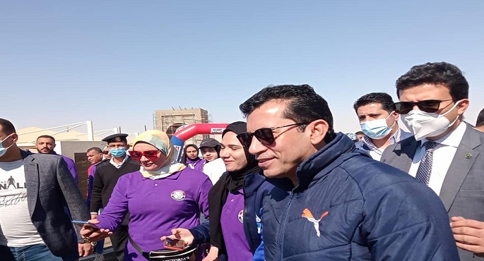 وزير الرياضة يطلق شارة بدء ماراثون للدراجات الهوائية بالوادي الجديد