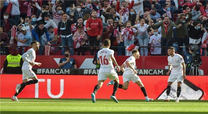 إشبيلية يتخطى بيتيس ويواصل مطاردة ريال مدريد على صدارة الدوري الإسباني