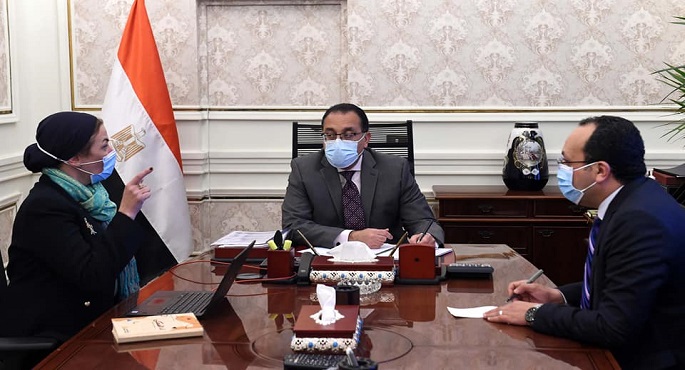 رئيس الوزراء يتابع مع وزيرة البيئة ملفات عمل الوزارة