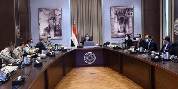 بالصور..مدبولي يتابع مع رئيس الهيئة الهندسية الموقف التنفيذي لعدد من المشروعات