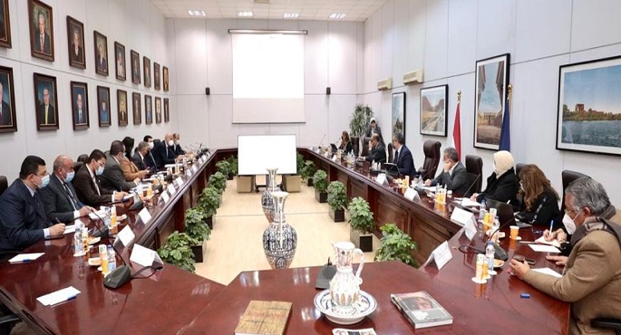 وزير السياحة والآثار يعقد اجتماعًا لمناقشة تداعيات الأزمة الروسية الأوكرانية على القطاع السياحي بمصر