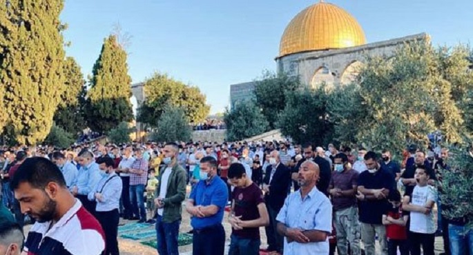 عشرات الآلاف يؤدون صلاة الجمعة بالأقصى رغم تشديدات الاحتلال