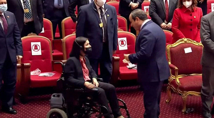 الرئيس السيسي يصافح أحد الحضور من ذوي الاحتياجات الخاصة بمعرض “إيجبس 2022”