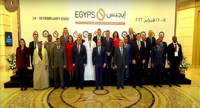 الرئيس السيسي يلتقط صورة تذكارية مع المشاركين فى “إيجبس 2022”