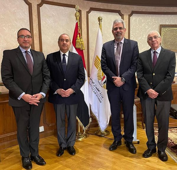بالصور.. وزير الطيران يلتقي نائب رئيس الأياتا للشرق الأوسط وافريقيا لتعزيز التعاون في مجالات النقل الجوى