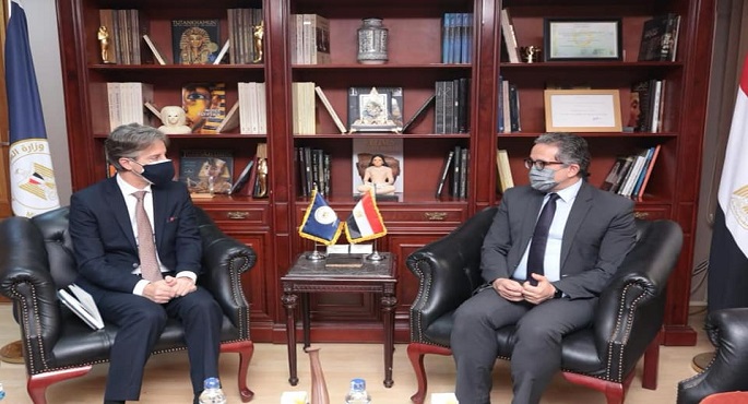 العناني يبحث والممثل المقيم للبرنامج الإنمائي للأمم المتحدة في مصر سبل تعزيز التعاون في قطاع السياحة والآثار