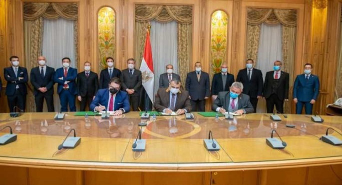 بالصور ..وزير الإنتاج الحربى يشهد اتفاقية تأسيس شركة لتحويل السيارات للعمل بالغاز