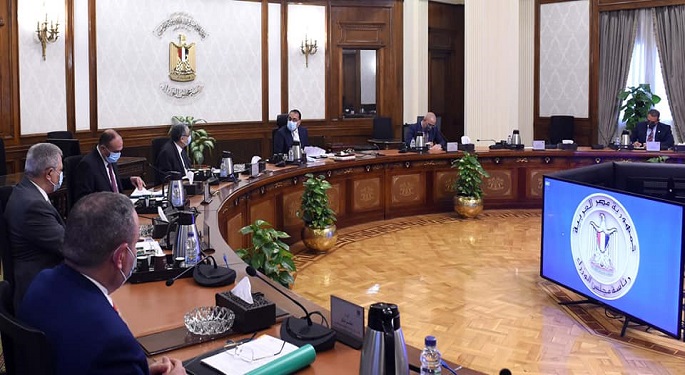 رئيس الوزراء يتابع خطوات إنشاء محطات تحلية مياه البحر