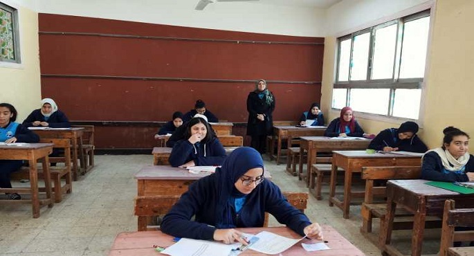 طلاب الصف الأول الثانوى يؤدون اليوم امتحان الرياضيات واللغة الثانية