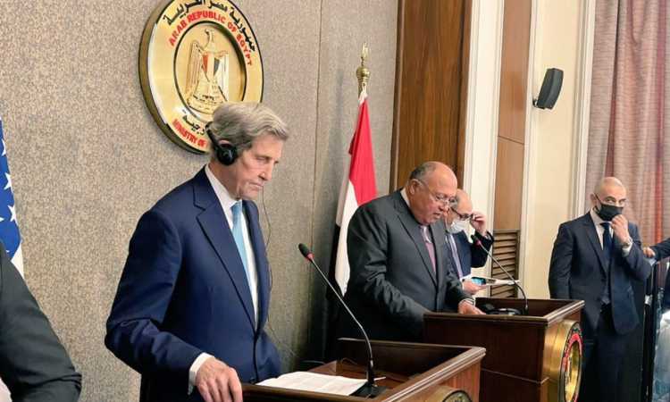 بالصور .. خلال مؤتمر صحفى عقب مباحثاتهما .. شكري وكيري يدشنان مجموعة العمل المصرية الأمريكية المعنية بالمناخ