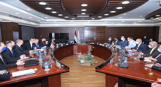 بالصور.. وزير النقل يبحث مع وزير الخارجية المجري توطين صناعة السكك الحديدية في مصر
