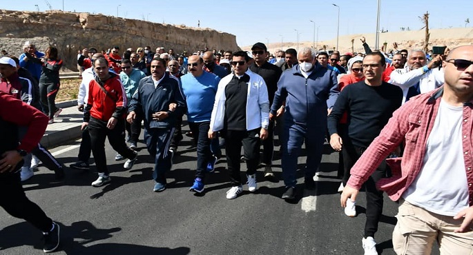 بالصور.. وزير الرياضة و3 محافظين يقودون ماراثون مشي على كوبري أسوان الجديدة