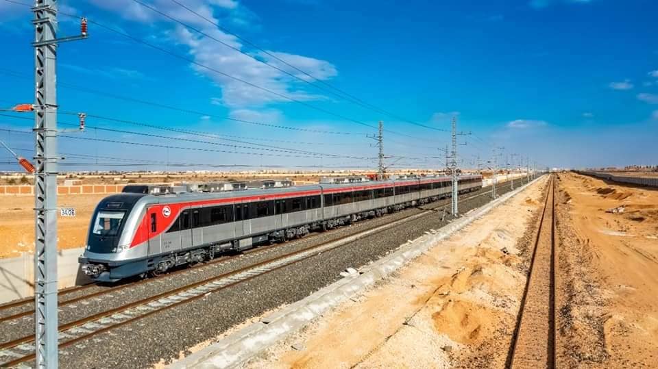بالصور.. وزير النقل يتابع التجهيزات النهائية  لمحطات القطار الكهربائى الخفيف LRT
