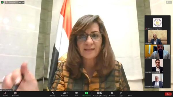 وزيرة الهجرة تتواصل عبر “زووم” مباشرة مع مصريين خلال عبورهم من الحدود الأوكرانية إلى الرومانية
